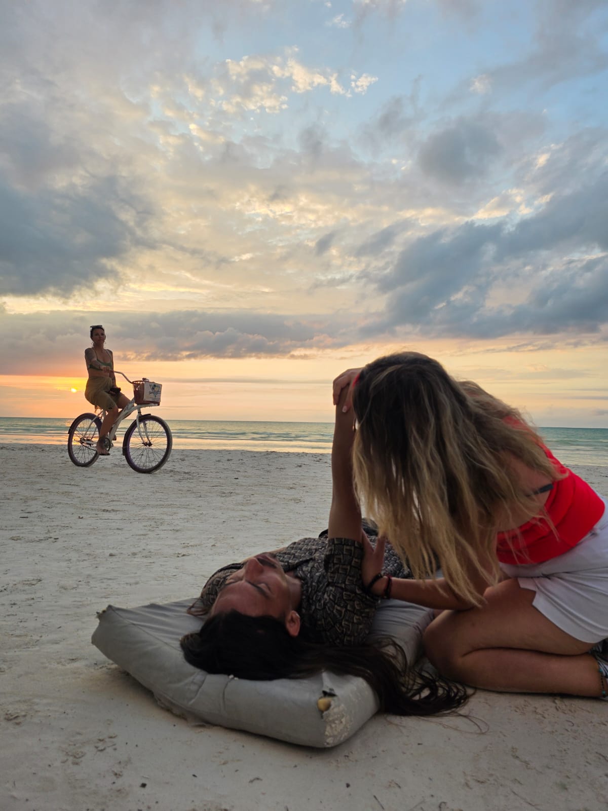 Mar Bellido acompañando una sesión de liberación al atardecer